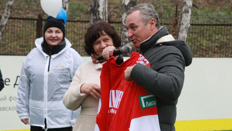    Хоккейную коробку подарили воспитанникам Центра в рамках благотворительной программы, направленной на поддержку детско-юношеского спорта в различных регионах России