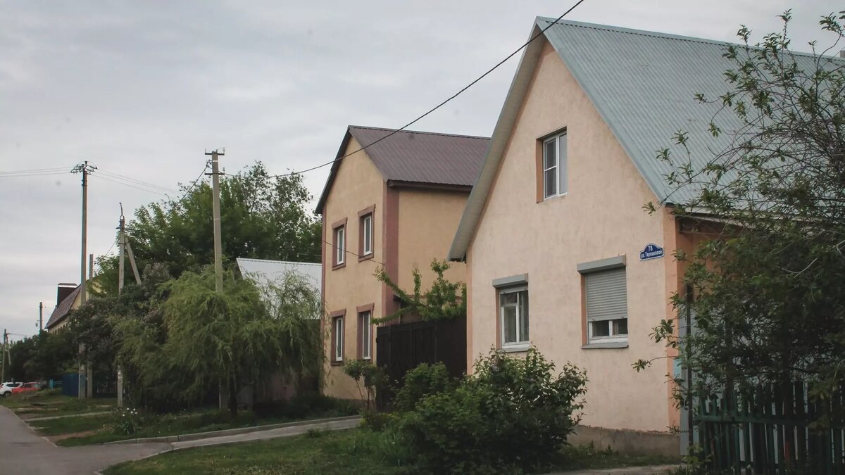     Жильцы поселка «Чистые ключи» в Дальнеконстантиновском округе обратились в редакцию NewsNN. Люди жалуются на руководство товарищества собственников недвижимости (ТСН), в частности на председателя Олега Андрианова, который якобы устраивает показательные отключения коммуникаций.