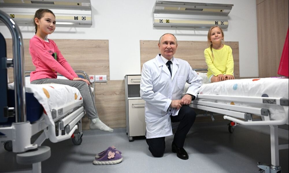 Владимир Путин посетил Национальный медицинский исследовательский центр детской гематологии, онкологии и иммунологии имени Дмитрия Рогачева. Фото: kremlin.ru