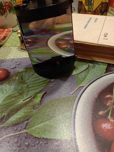 Потому, что первые дифракционные решетки представляли из себя непрозрачную пластинку со множеством протяженных отверстий. Откуда и понимание, что в волновой теории там должна быть дифракция.-9