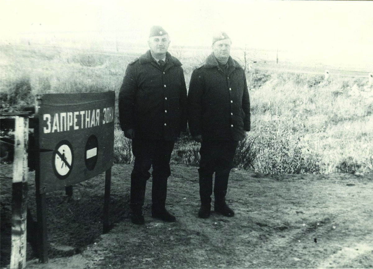 Командир сводного отряда №3 УВД Гродненского облисполкома Пекарский В.И и Нарейко А.В. возле запретного знака.