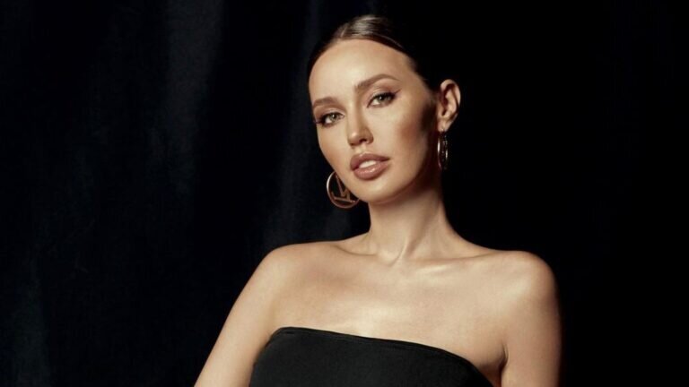 Недавно Анастасия Костенко сделала пластику груди. Позднее стало известно, что 26-летняя модель ждет четвертого ребенка.