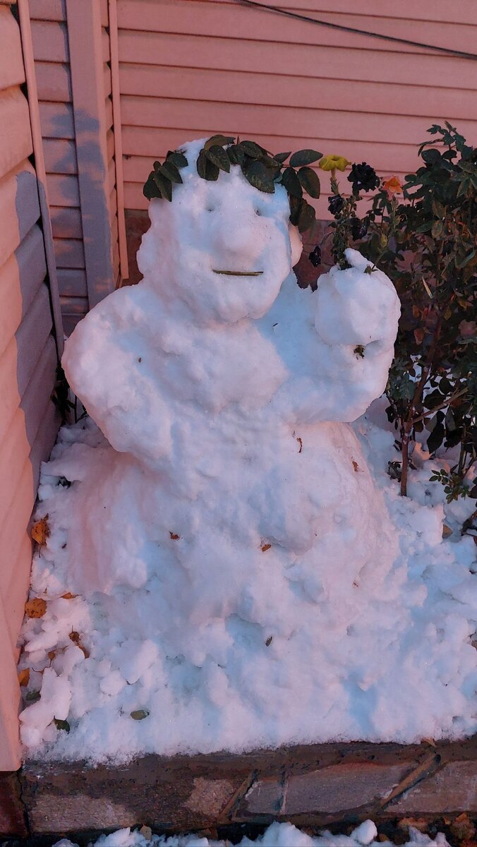 Снеговика слепила на день рождения мужа. Сейчас у нас дожди.