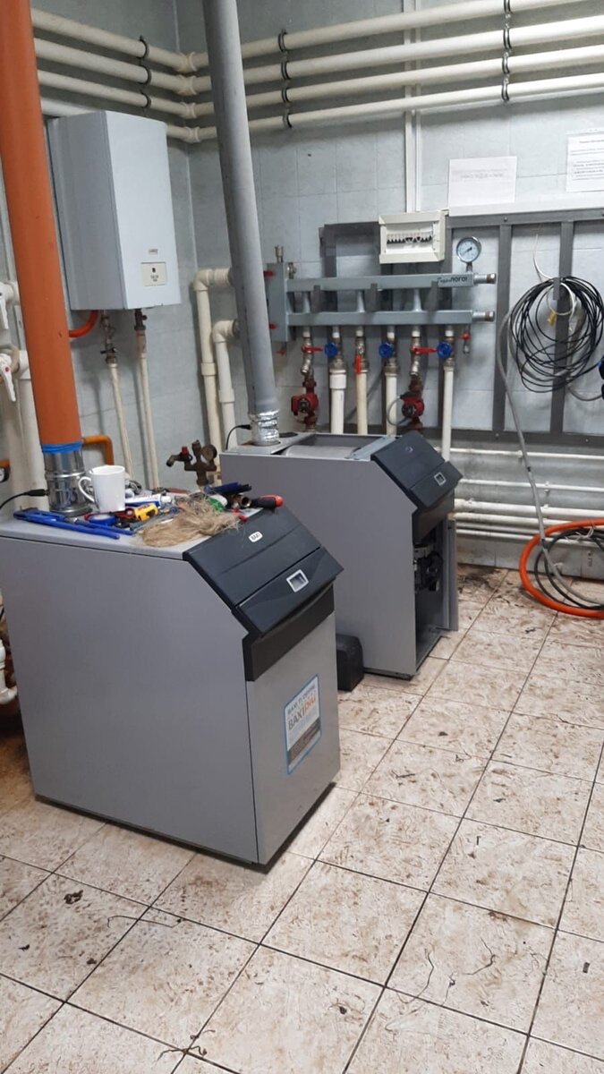 А это газовые котлы АГВ из мужниной командировки, которые они два дня запускали в новом купленном здании в командировке в Сургуте. Запустили!