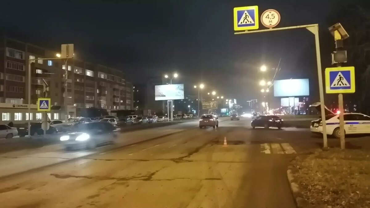     В Ижевске на улице 10 лет Октября пожилой пьяный водитель сбил двух подростков, которые переходили дорогу по нерегулируемому пешеходному переходу. Дети получили травмы.