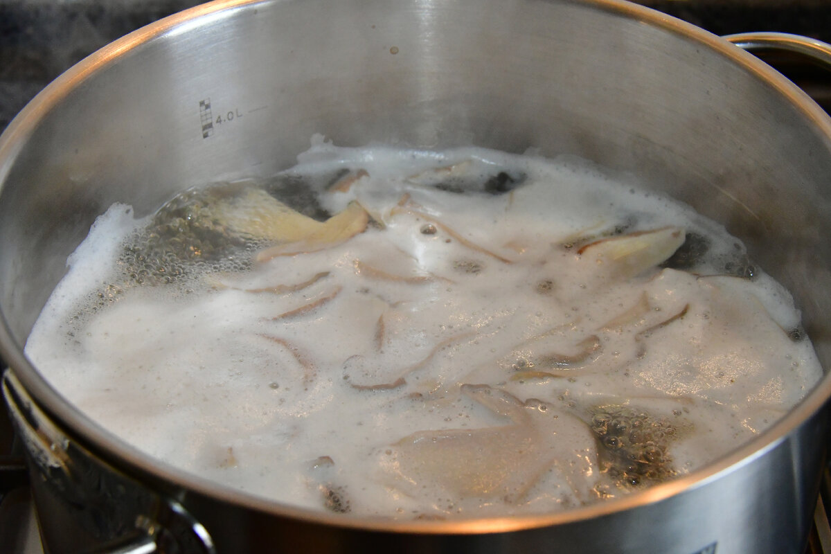 Отвариваем грибы