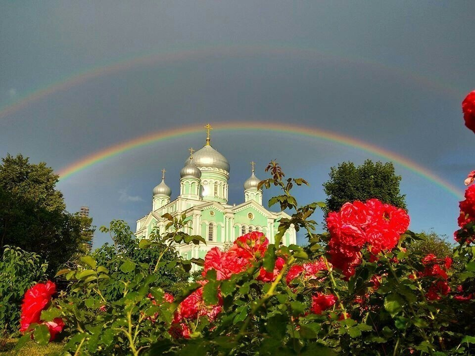 Храм на фоне весны