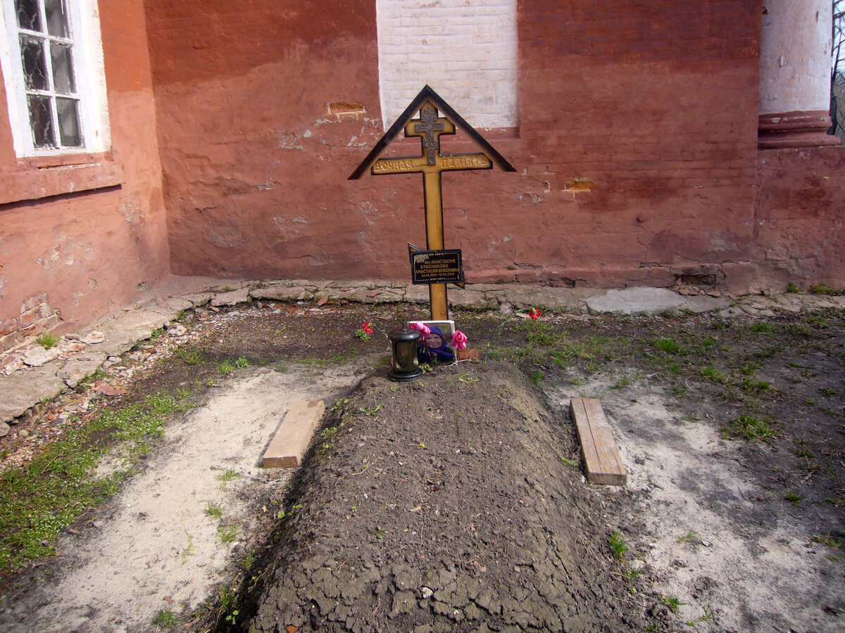 могила А.Красниковой, хранительницы храма, авторское фото