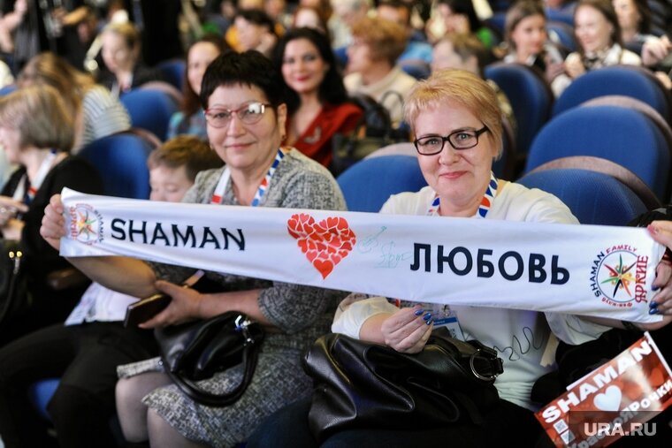    Зал встретил Shaman’а овациями
