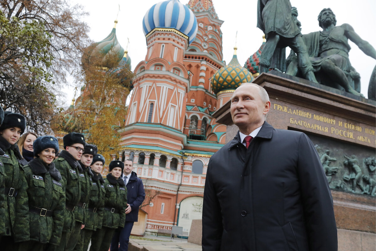 4 ноября в кремле. Путин возложил цветы к памятнику Минину и Пожарскому. Владимир Путин возложил цветы Минину и Пожарскому. Путин возлагает цветы к памятнику Минину и Пожарскому в Москве. Возлагает цветы Минину и Пожарскому Путин 4 ноября.