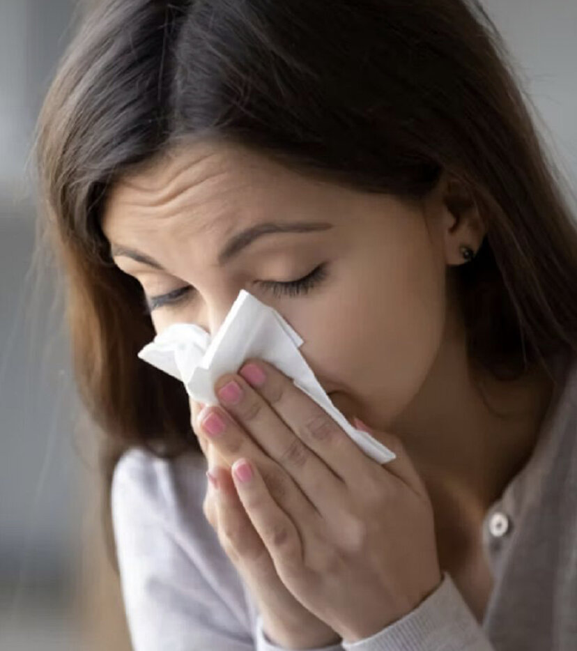 Как снять заложенность носа домашними средствами?
принять горячий душ;
помассировать крылья носа или точку между бровями;
сделать дыхательную гимнастику;
промыть полость носа водой или соляным раствором;
наложить теплый компресс;
закапать сок алоэ.