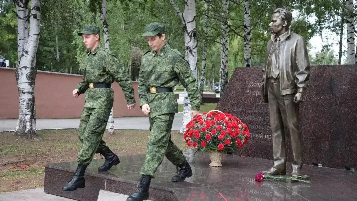 Памятник калашникову в ижевске фото День рождения Калашникова, улицу перекрыли и грязь со стройплощадок в Ижевске ud