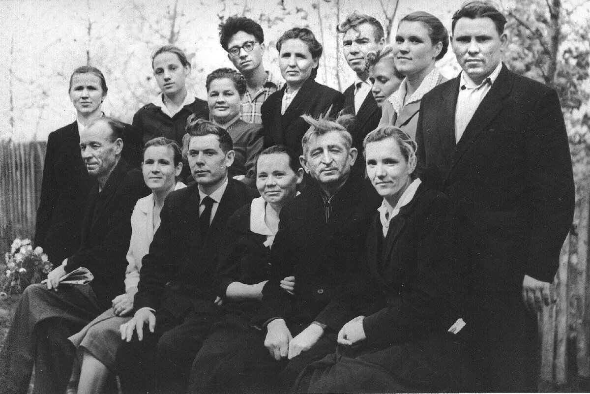 Коллектив учителей Зеленорощинской школы, Габай в верхнем ряду третий слева. Фото из личного архива Т. Н. Ковылиной.