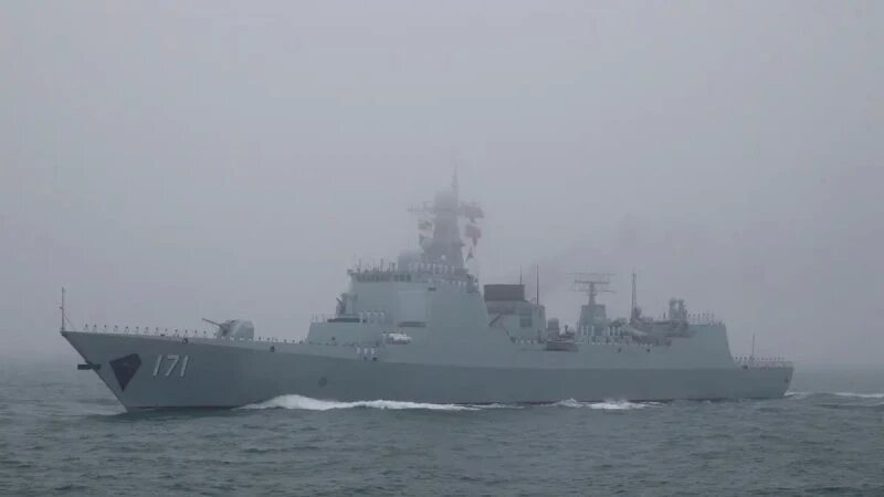Эсминец типа 052С «Хайкоу» Военно-морских сил Народно-освободительной армии Китая (НОАК) участвует в военно-морском параде в честь 70-летия основания военно-морских сил Китая в море близ Циндао, в восточной китайской провинции Шаньдун, 23 апреля 2019 года. (Mark Schiefelbein/AFP via Getty Images)