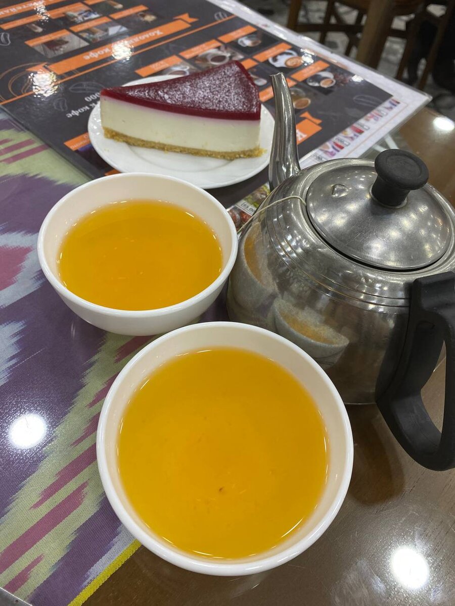 Ярко-жёлтый чай и чизкейк