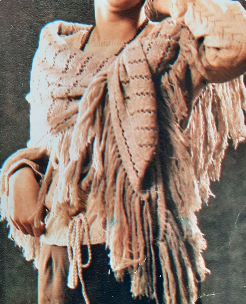 Наберите на спицы 438п.(180-190см). Отметьте цв.нитью с краев полотна по 13п.,считая кромочные. Теперь вяжите, убавляя то через 3ряда, то через 5р.и так чередуйте: с лиц.стороны шали провязывайте по 2п.вм.лиц.(в начале ряда 2вм.вяжите за задние стенки, в коеце этого же ряда - за передние). Убавления располагайте на стыке каймы и основного полотна шали,т.е.первое убавление в начале ряда придется на 14-ю и 15-ю п. Довязав до точки А, убавляйте петли по линии АБ: в каждом лиц.р. провязывайте по 3п.вм.изн. Шаль отутюжьте. Нарежьте нити длиной 40см, сложите их в пучки по 6-7нитей и привяжите крючком к каждой кромочной. Длина кистей в готовом виде - 20см.