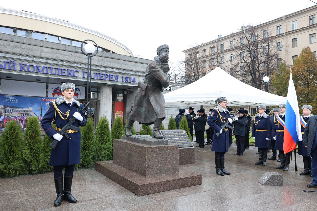 Памятник милиционеру. Памятник миьиции. Памятник милиционеру в Твери. Памятник милиционеру в Томске.