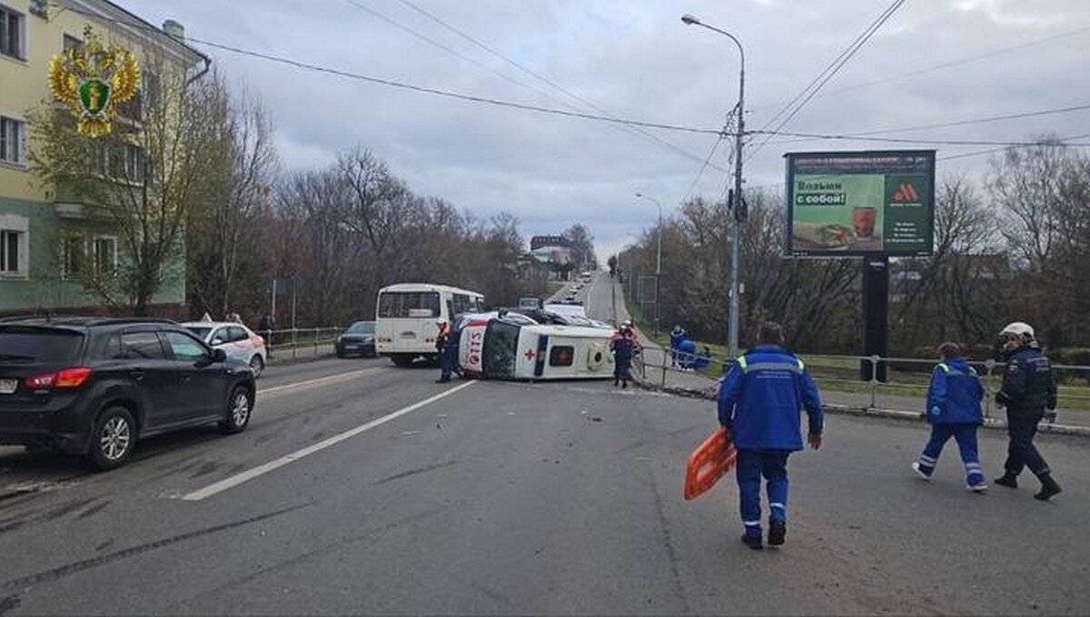 В Серпухове машина скорой помощи перевернулась в результате ДТП | OKA.FM |  Дзен