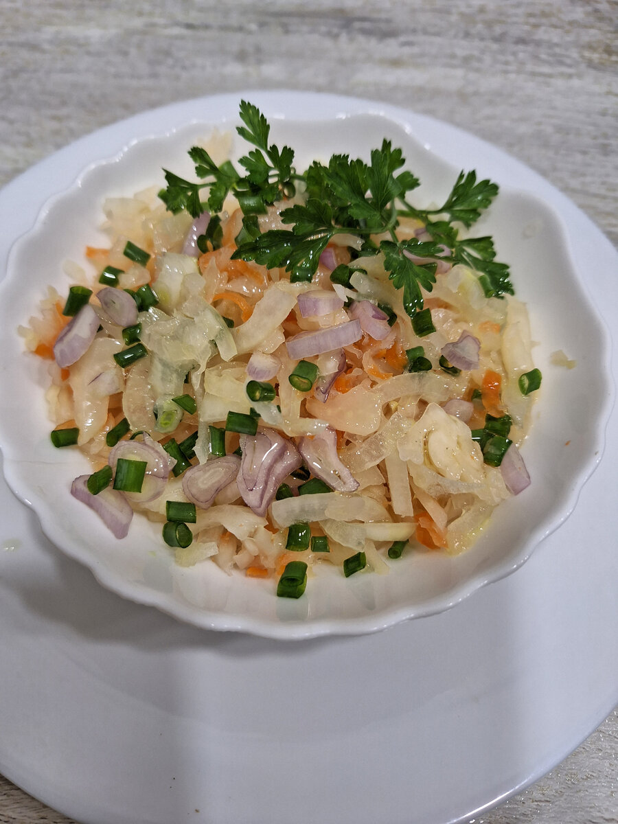 Квашеная капуста с луком и нерафинированным растительным маслом