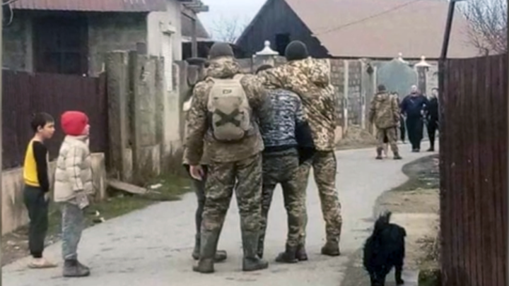 ЭТНИЧЕСКИХ ВЕНГРОВ В ЗАКАРПАТЬЕ ВОЕНКОМЫ ОТЛАВЛИВАЮТ, ЧТОБЫ ОТПРАВИТЬ НА ВОЙНУ. СКРИНШОТ: PSTV.