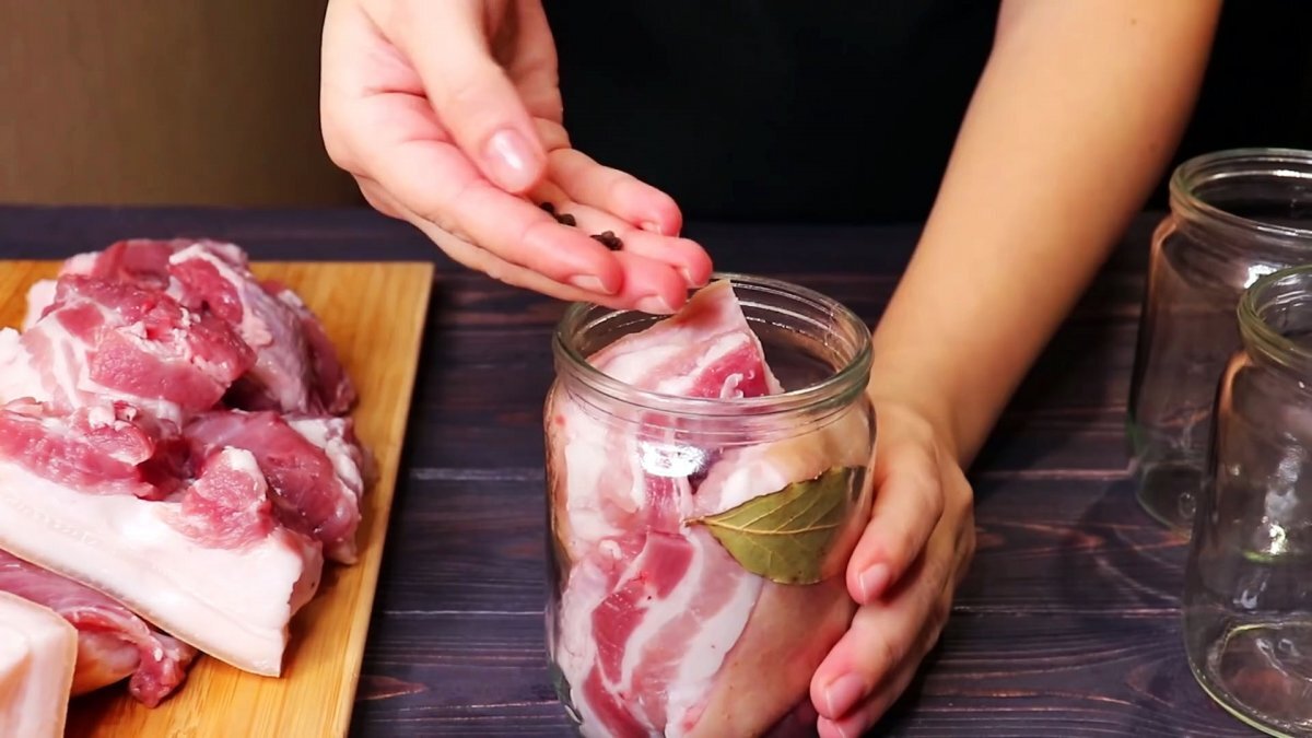 Рассол для сала в банке. Мясо в банке. Грудинка в банке. Грудинка свиная в банке.