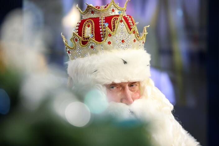   18 ноября в России ежегодно отмечается день рождения Деда Мороза. В этот день в Великий Устюг съезжаются "коллеги" волшебника, а на его почту приходят поздравления от детей со всей страны.-2