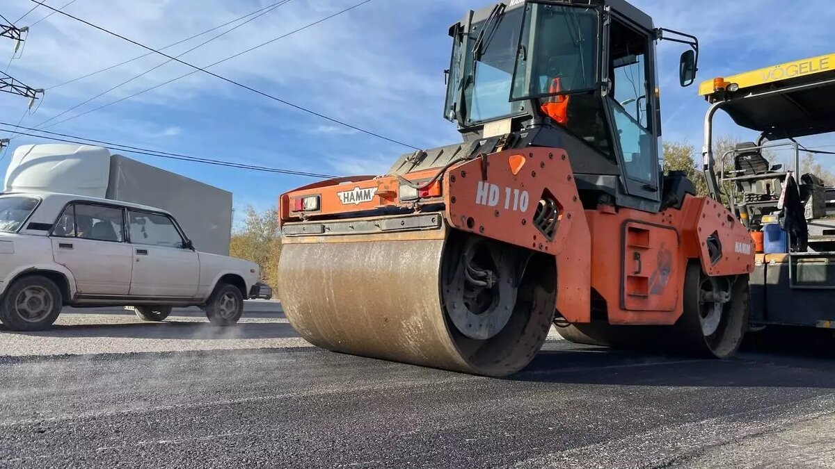     В Дзержинском районе продолжается масштабный ремонт и расширение дороги на улице Ангарской. После сдачи объекта пропускная способность этой дороги существенно возрастёт.