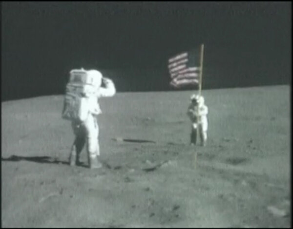 Давайте сначала посмотрим на левую ногу того астронавта