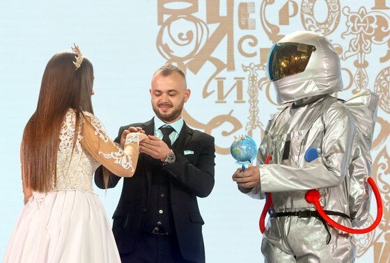    Церемония бракосочетания «День космического масштаба» на Международной выставке-форуме «Россия» на ВДНХ