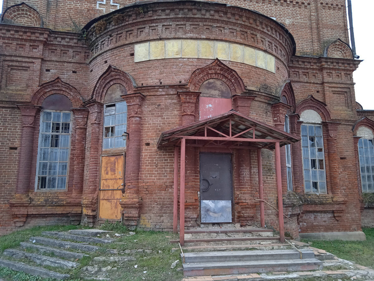 В настоящее время находящийся в храме магазин закрыт, но над входом ещё можно прочитать надпись «УНИВЕРСАМ». Фото автора.