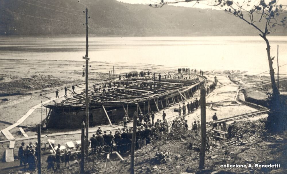 О неких древних кораблях лежащих на дне озера Неми в Италии было известно ещё очень давно. Впервые они были замечены в 15 веке и уже тогда предпринимались первые попытки поднять их.-2