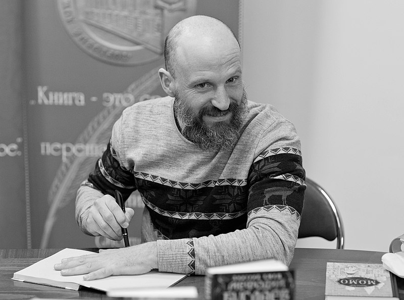 Дмитрий Емец на автограф-сессии, 2019 год