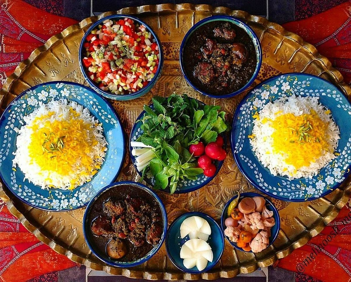 Разные блюда, подаваемые с рисом