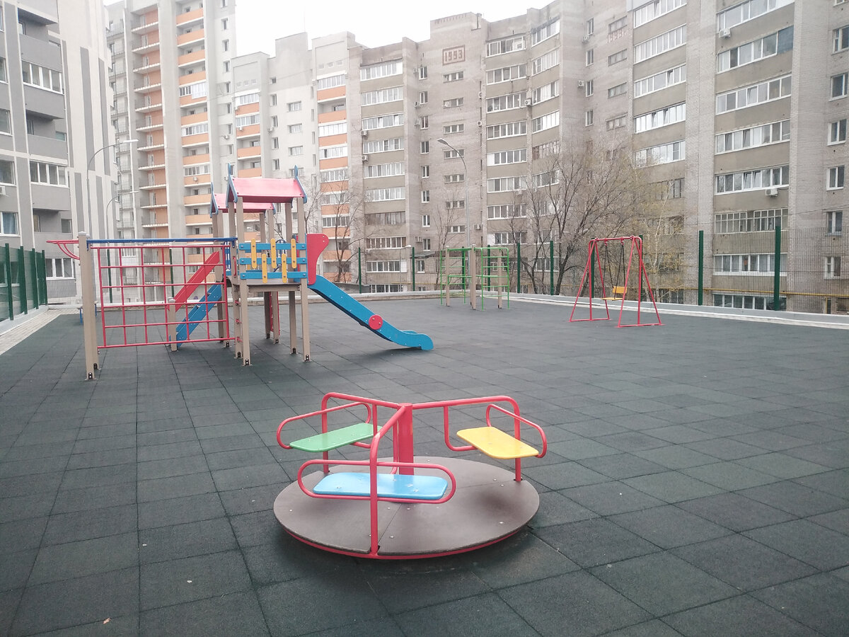 Места много, объектов мало. Мягкое покрытие. 