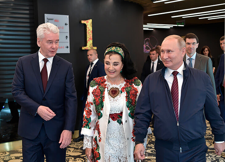 Дворец ирины виннер фото зала Ирина Винер всегда на стиле: шляпки с перьями и смелое декольте, вышивка с гербо