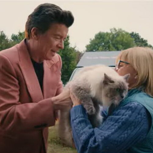     Рик Эстли спасает мир с помощью музыки и Саймона Пегга