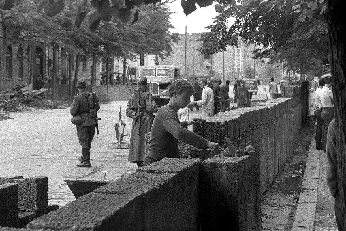 Возведение берлинской стены год. Берлинская стена 1961. Берлинская стена 1948. Блокпост Чарли Берлин 1961. Берлинский кризис 1961 стена.