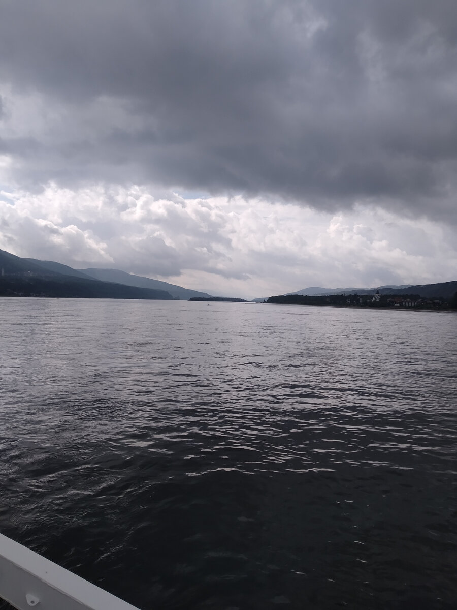 Красноярск , июнь 2022 год. Вид Енисея в сторону Дивногорска. Это было время когда Енисей очень сильно обмелел. Я наверно с собой привезла долгожданный дождь из Москвы). Собрались огромные тучи и хлынул мощнейший ливень.