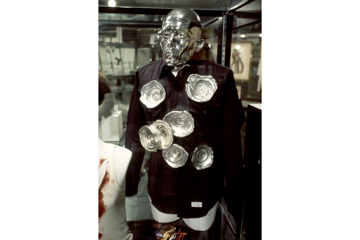 Рубашка Т-1000 из фильма «Терминатор 2: Судный день» на аукционе Entertainment Memorabilia Auction, Лос-Анджелес, Калифорния, 1993 год / Фото: William Nation/Getty Images