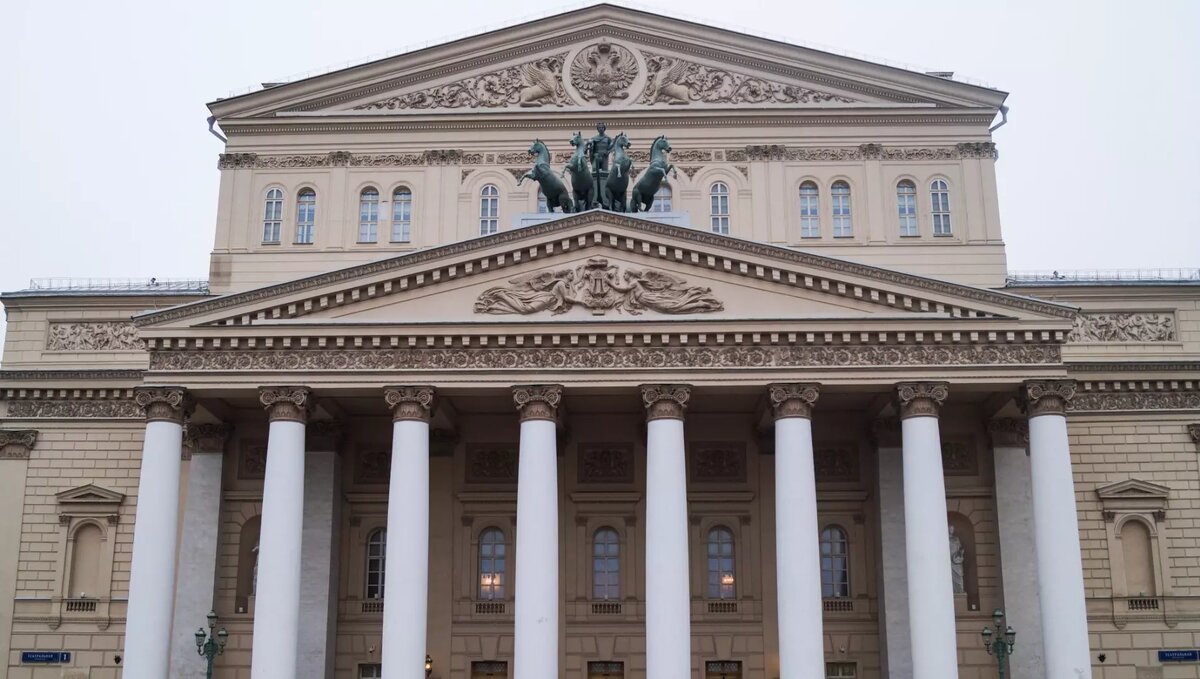     У здания Большого театра сотни людей стоят в очереди за билетами на балет «Щелкунчик», показ которого начнётся в конце декабря.