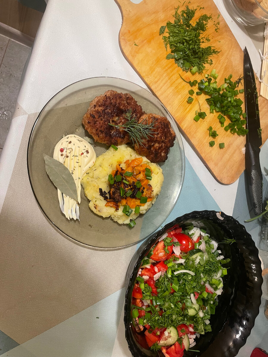 🍽️ Вот простой и вкусный рецепт блюда на ужин, которым можно порадовать себя и близких! 🌟

🍗 Ингредиенты:
- 4 куриных грудок
- 2 столовые ложки оливкового масла
- Соль и перец по вкусу
- 2 чайные ложки сушеного тимьяна
- 2 чайные ложки сушеной паприки

👩‍🍳 Приготовление:
1. Предварительно разогрейте духовку до 200 градусов.
2. Куриную грудку вымойте и обсушите бумажным полотенцем.
3. Смешайте оливковое масло, соль, перец, тимьян и паприку в миске.
4. Натрите получившейся смесью каждую грудку со всех сторон.
5. Выложите грудки на противень, покрытый пергаментной бумагой.
6. Поставьте противень с грудками в разогретую духовку и готовьте приблизительно 25-30 минут до готовности.
7. Готовые грудки достаньте из духовки и оставьте на пару минут, чтобы они немного остыли.
8. Подавайте куриную грудку со свежими овощами или гарниром по вашему выбору.

🍽️ Готово! Теперь у вас на ужин будет сочная и ароматная куриная грудка, которая понравится всей семье! 🍗

🔥 А какие блюда вы любите готовить на ужин? Поделитесь своими рецептами в комментариях! ⬇️

#рецепт #кулинария #вкусноиполезно #ужин #домашняякухня