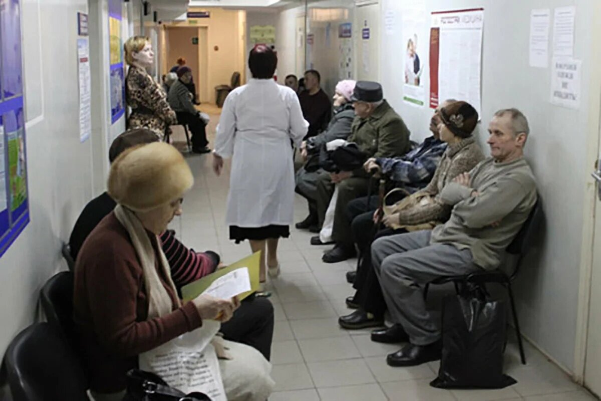 Пациенты в поликлинике. Очередь к врачу. Очередь в поликлинике прикол. Очередь пациентов к врачу.