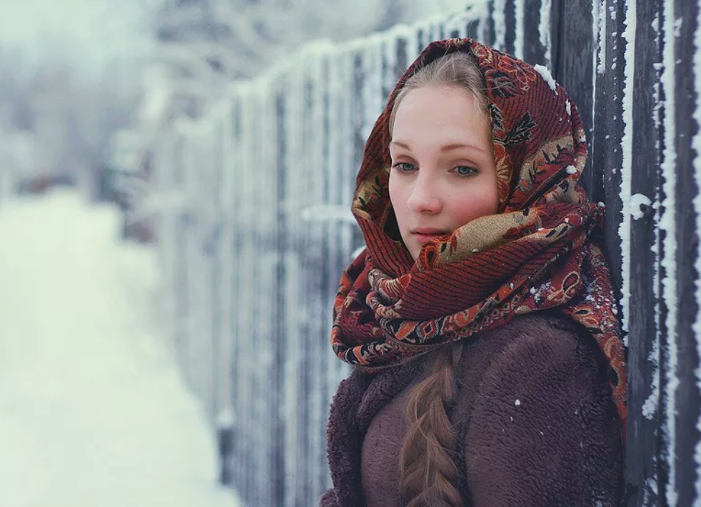 Песня холодно без тебя что мы наделали. Деревенская девушка в платке. Девушка в деревне зимой. Девочка в деревне зимой. Грустная девушка в платке.