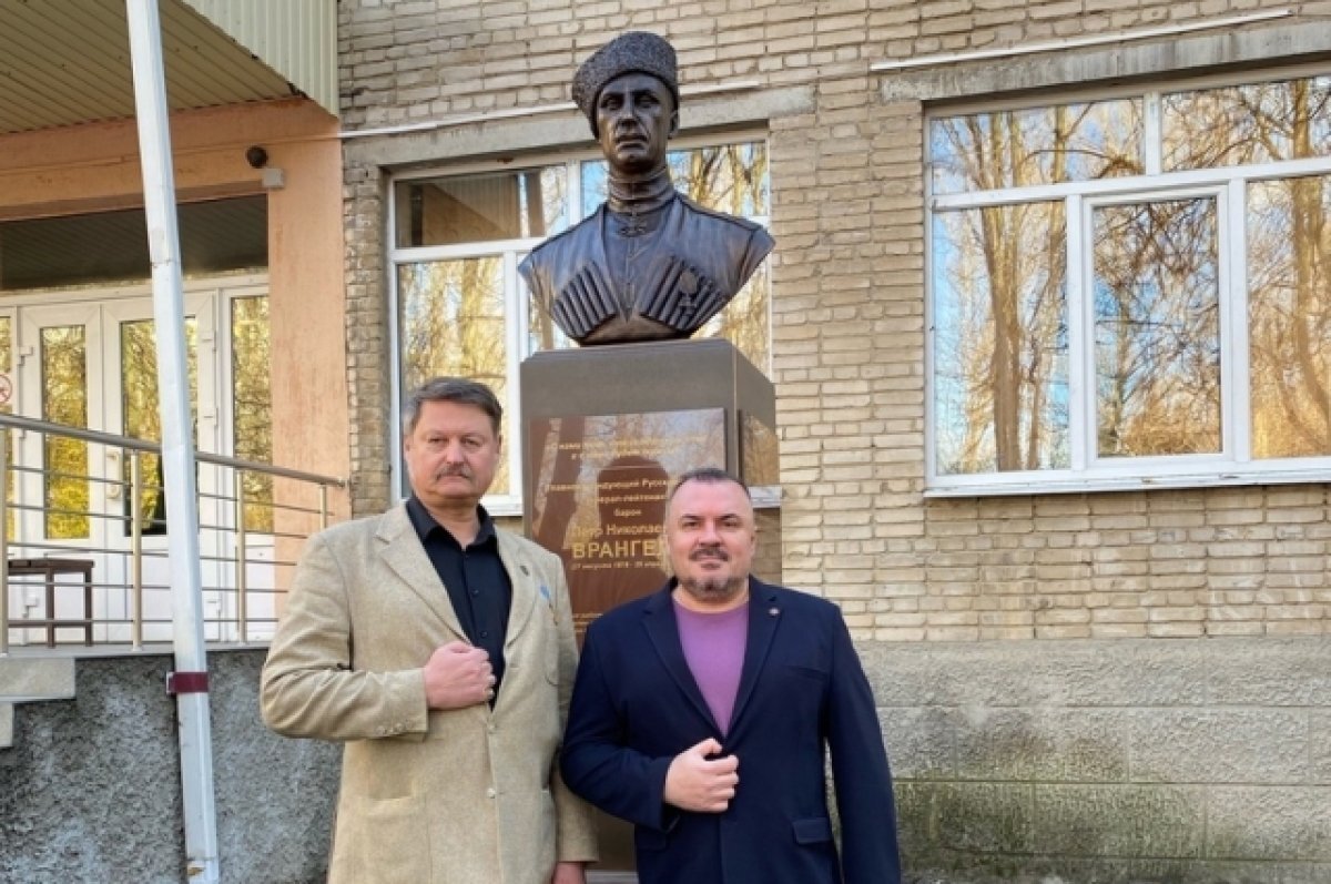    Одни ростовчане собирали деньги на установку бюста, а другие требуют его снести. Общественный деятель Дмитрий Матлин из Санкт-Петербурга (слева) и создатель и владелец коллекции КВЦ ДГТУ «Донская казачья гвардия» Николай Новиков (справа)