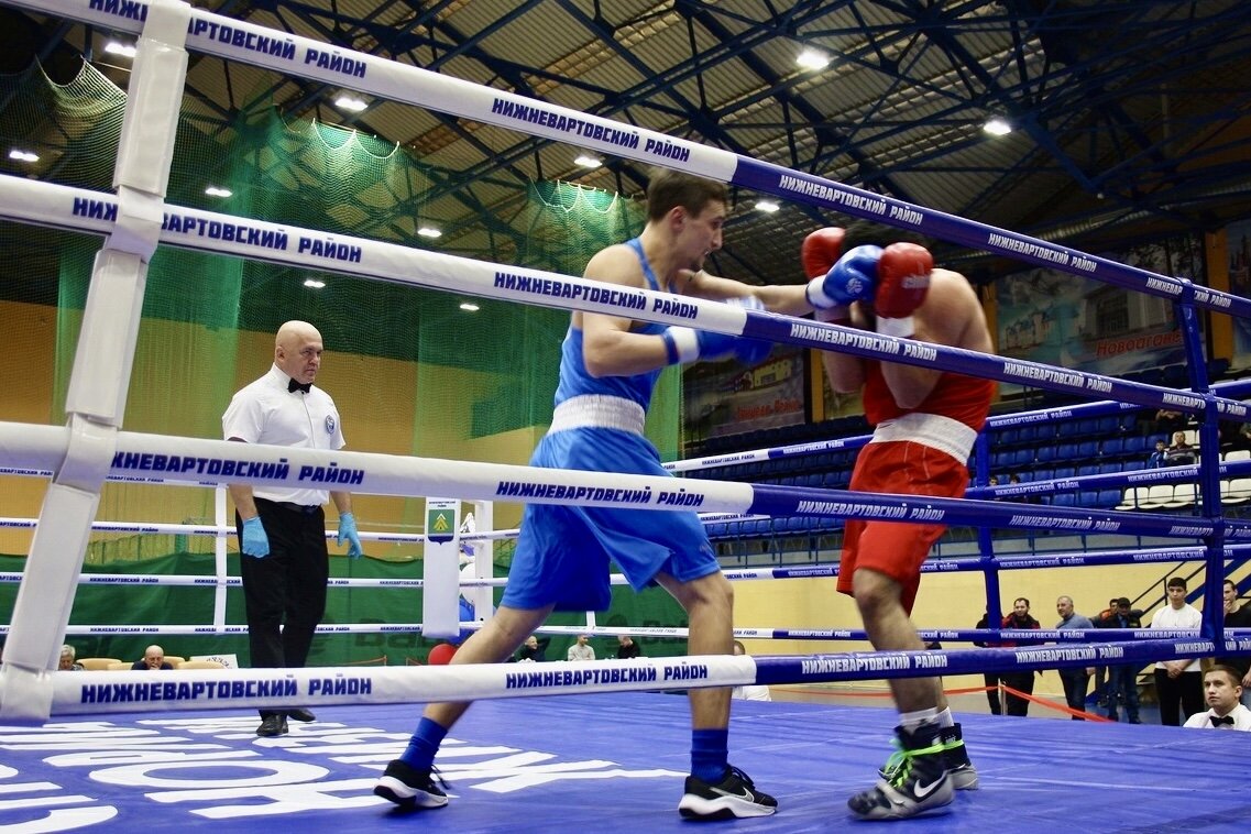 Студент 3 курса менеджмента, Гвозденко Артём (в синей форме) во время боя 