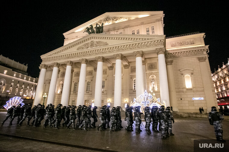    Для обеспечения порядка к Большому театру подтянули ОМОН