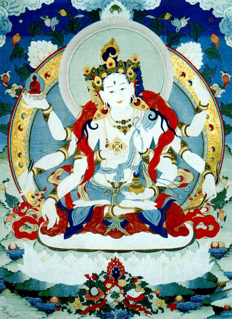 УШНИШАВИДЖАЯ ТАРА (санск.-Uṣṇīṣavijaya,– Тара полной победы, воплощающая все благие, тиб. Тсугтор Нампар Гьялма -Освободительница, чья ушниша абсолютно победоносна; или, иначе, Виджая, санскр. Vijaya, тиб. rnam rgyal ma, букв. Победа) - бодхисаттва в пантеоне северного буддизма;
йидам, богиня долгой жизни, главное божество (санск. мандалеша) девятичастной мандалы, входит в "садхану продления жизни" (санск. аюхсадхана) наряду с Амитаюсом и Сита Тарой, что обозначено "сосудом с нектаром бессмертия" (санск. амритакалаша) в восьмой левой руке.
Садханы с Ушнишавиджаей являются практиками долгой жизни.
- аспект мудрости (санск. Праджня) Ушнишачакравартина, одного из десяти Кродхакая-божеств, его духовная супруга, персонифицирует одноименную дхарани (Ушнишавиджая-дхарани).
Видья (санск. духовная супруга) Ушнишавиджая относится к генезису (санск. готра) Татхагаты Амитабхи, что иконографически обозначено изображением Амитабхи (санск. Амитабхапратима) во второй руке или к генезису Вайрочаны, что маркируется изображением Вайрочаны в ее короне (санск. вайрочана-мукутиним).
Символизирует просветленную мысль Будды, манифестируемую ушнишей, и в знак этого помещается в центре (кантхака/кумбха) ступы Победы.
Ушнишавиджаю изображают с восемью руками и тремя лицами.
Цвет её тела белый. Правое лицо синее, левое – жёлтое.
В руках ее вишва-ваджра, крюк, аркан (петля), лук, стрела, изображение Будды Амитабхи и сосуд с нектаром бессмертия.
Две её руки сложены в жесте дарения блага и жесте защиты. Ушнишавиджая сидит в медитативной позе на лотосовом троне и украшена одеянием Самбхогакаи.
На её голове корона с изображением Будды Вайрочаны.
Ушниша (санскр. uṣṇīṣa, тиб. gtsug tor) богини – выпуклость на макушке головы – символизирует просветленный ум Будды.
- Ушнишавиджая Тара
(тиб. Тсугтор Нампар Гьялма– Госпожа Абсолютной Победы, Воплощающая Все Благие Качества).