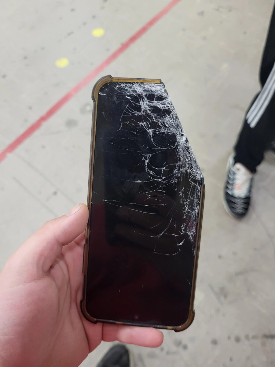 Источник: https://www.reddit.com/r/Wellthatsucks/comments/13et6kh/my_coworker_left_his_phone_under_the_industrial