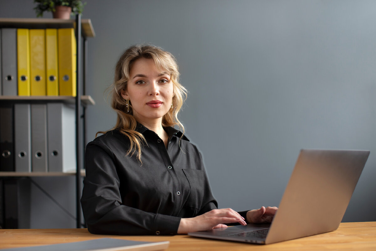 Изображение от <a href="https://ru.freepik.com/free-photo/woman-working-with-laptop-side-view_34304429.htm#from_view=detail_serie">Freepik</a>