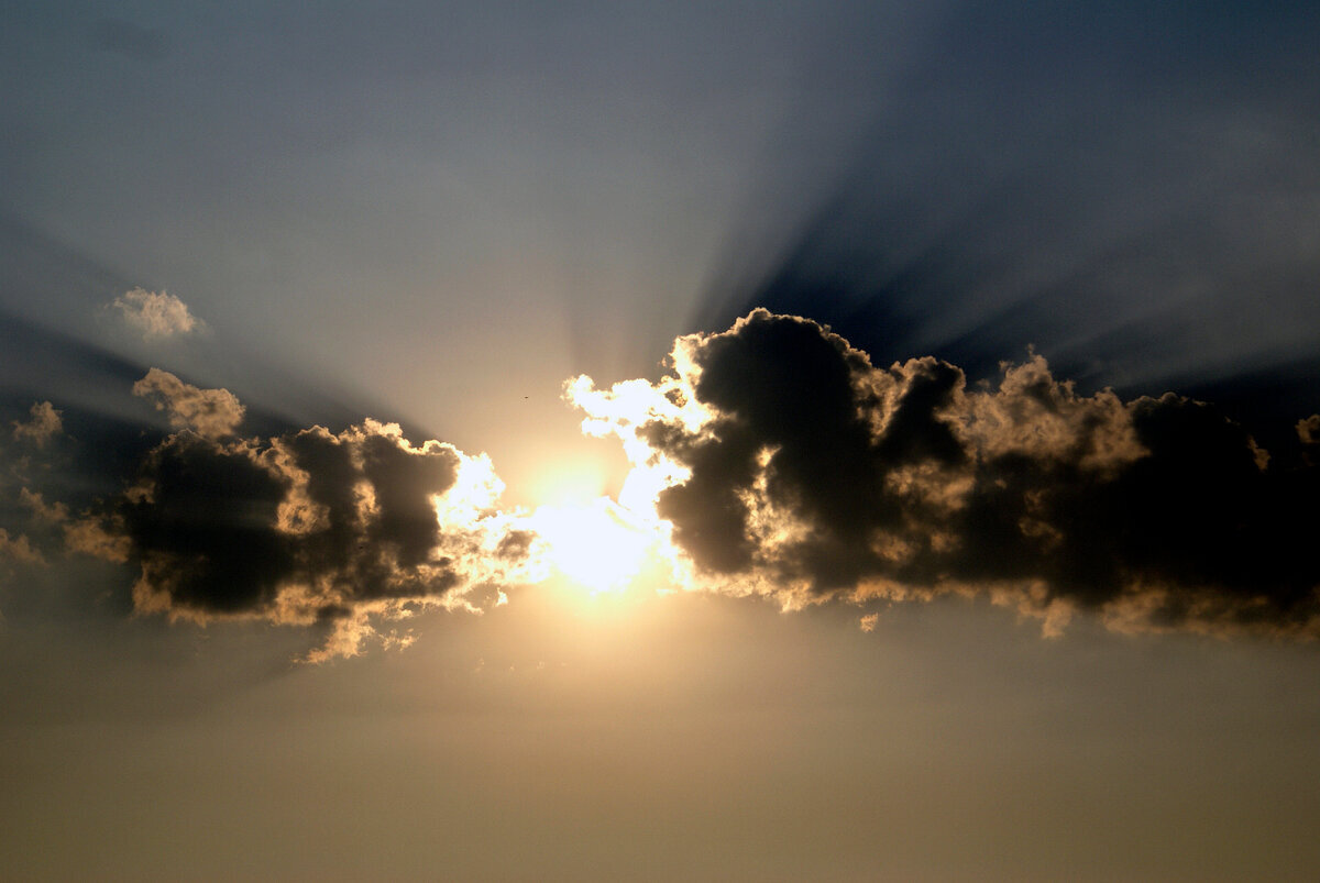 Бог - это НЕБО. Sony A100. Объектив Sony DT 18-70mm f/3.5-5.6. 70мм, F5.6, 1/2500 сек., ISO200.